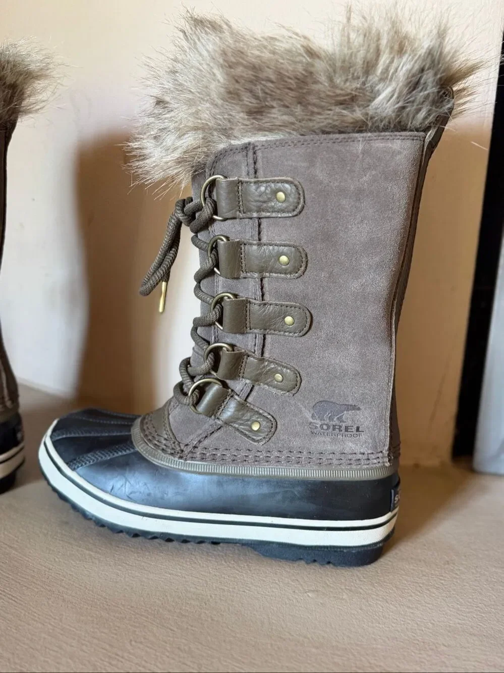 Sorel Joan of Arctic women’s waterproof winter boots in size 5.5